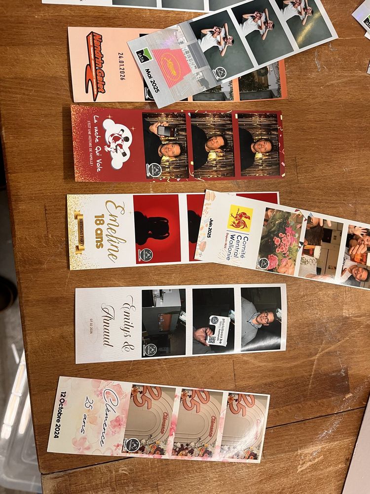 Une table couverte de bandelettes Photoboox aux designs variés