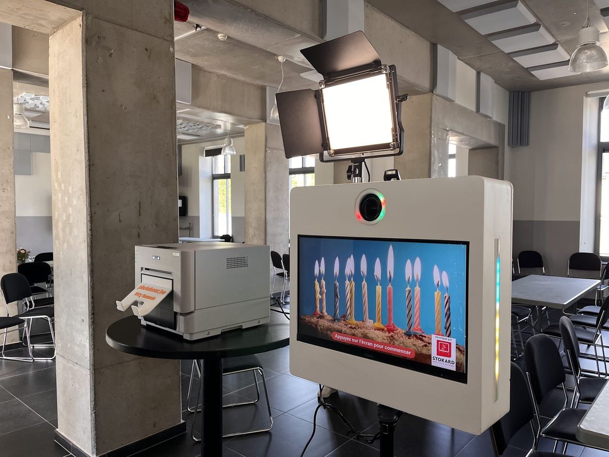Le photomaton prêt pour un anniversaire, imprimante posée sur une table