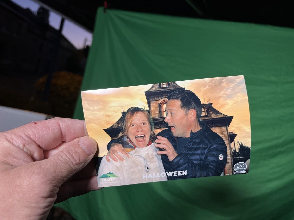 Tirage avec décor de maison hantée, réalisé devant le fond vert du photomaton