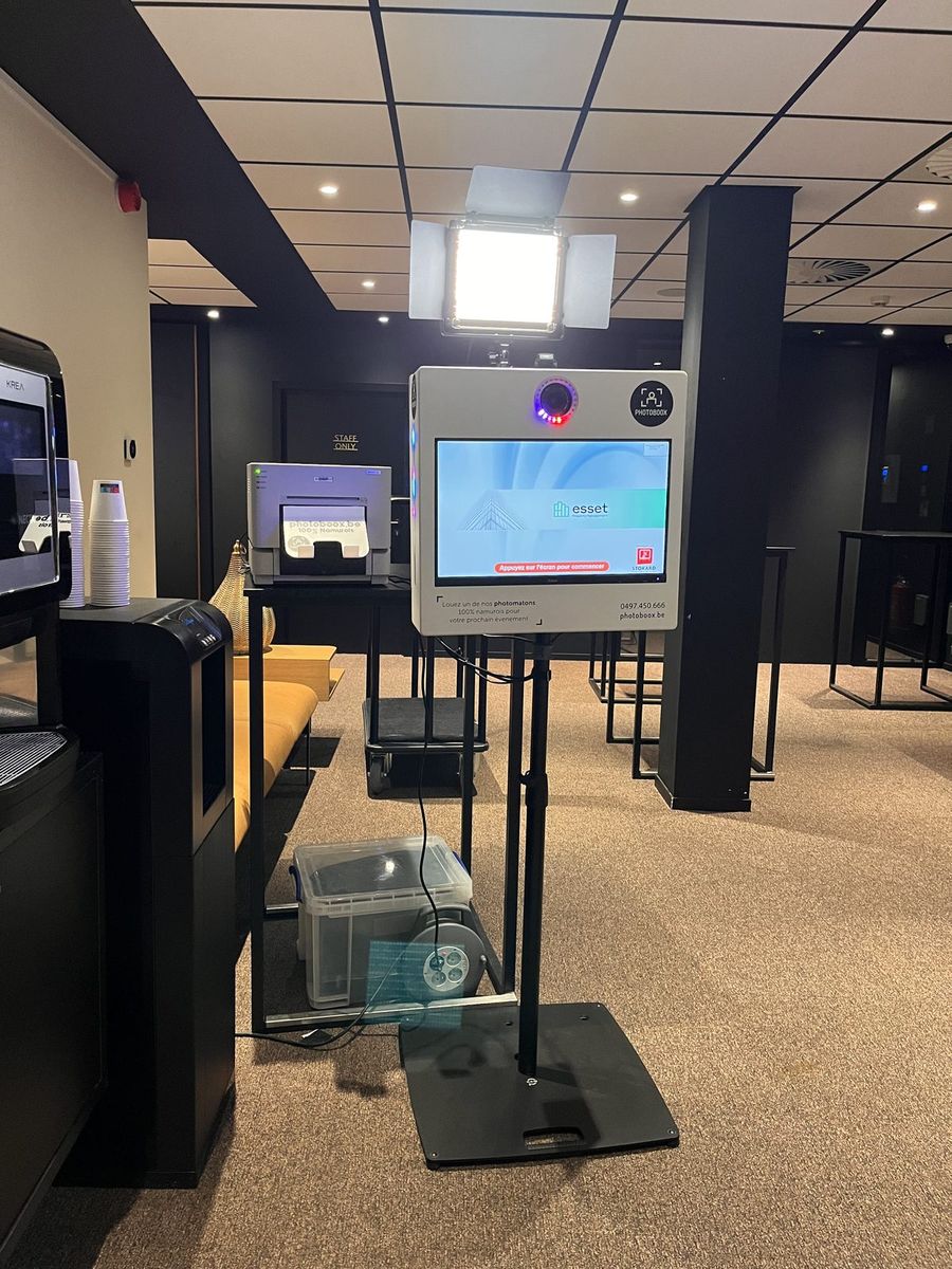Le photomaton dans une grande salle moderne