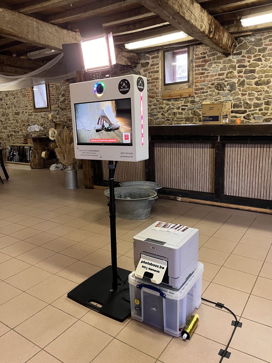 Le photomaton et son imprimante dans une grange en pierre