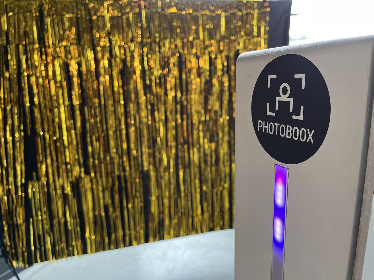 Le logo Photoboox devant un rideau doré