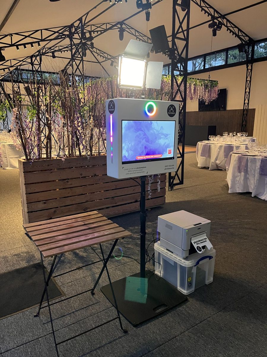 Le photomaton dans une salle d'événement décorée