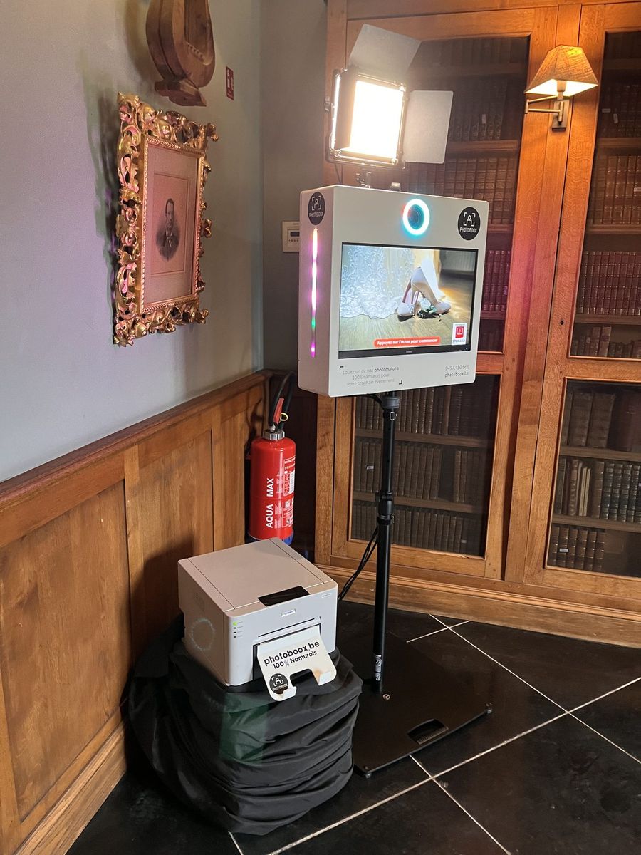 Le photomaton installé dans un salon aux boiseries