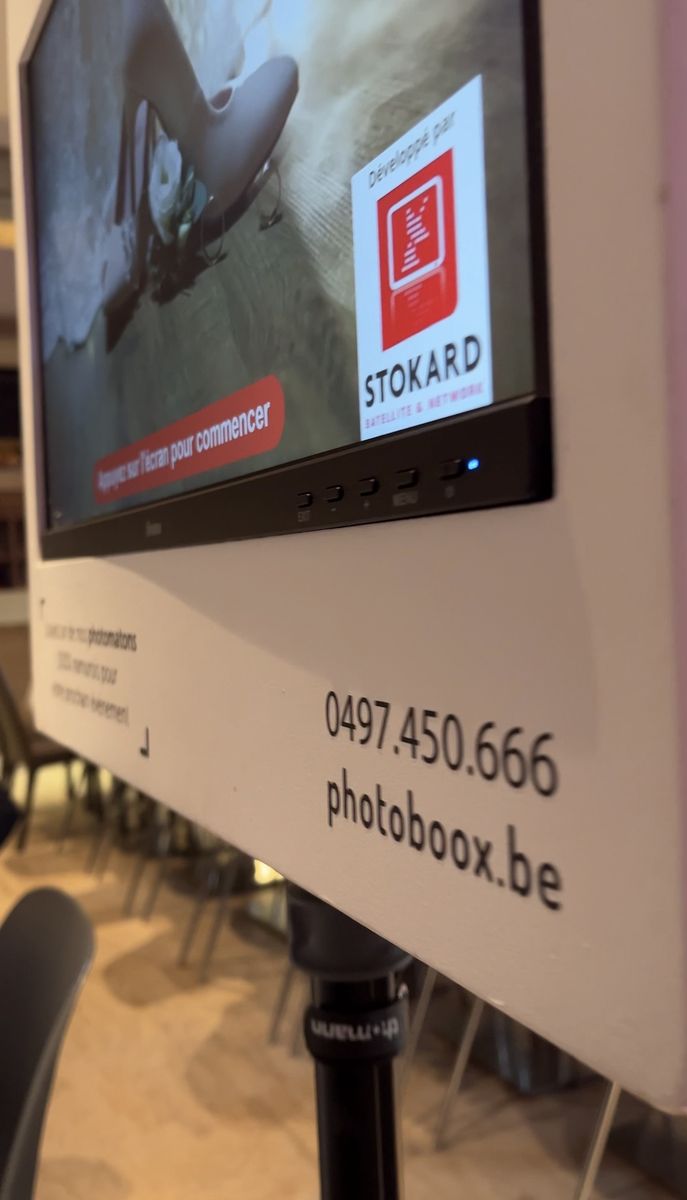 Écran d'accueil du photomaton : Appuyez sur l'écran pour commencer, développé par Stokard